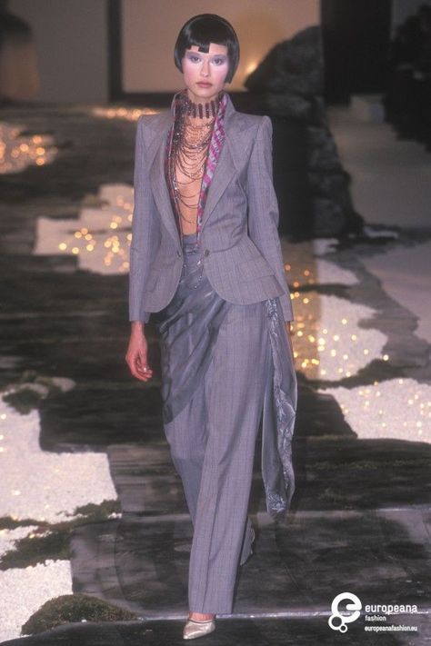 Givenchy 90s, Mcqueen 1998, 1998 Couture, Alexander Mcqueen Runway, Givenchy Fashion, Givenchy Couture, Givenchy Clothing, Become A Fashion Designer, Vintage Runway