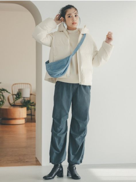 Uniqlo Turtleneck Outfit, Light Brown Cargo Pants Outfit, Brown Parachute Pants, Brown Cargo Pants Outfit, Parachute Pants Outfit, Parachute Trousers, Brown Cargo Pants, Turtleneck Outfit, Turtleneck T Shirt