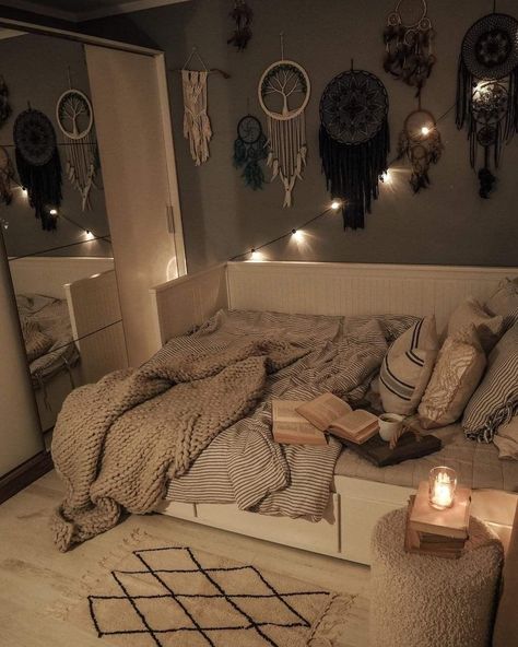 Simple Beautiful Bedrooms, Cozy Daybed Ideas, Brown And Cream Bedroom Ideas, Hemnes Bedroom Ideas, Daybed Room Ideas Aesthetic, Bed Themes, Hemnes Daybed, Small Bedroom Inspirations, Bedroom Inspirations For Small Rooms