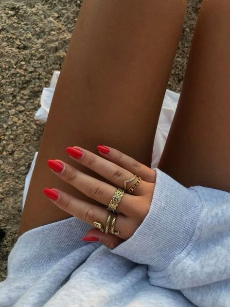 Nails With Tanned Skin, Summer Nails On Tan Skin, Red Nails Vacation, Nail Colors On Tan Skin, Tan Skin Nails Color, Pretty Nail Colors For Tan Skin, Red Nails Olive Skin, Red Nails For Tan Skin, Cute Red Summer Nails