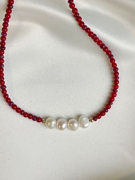 Red Beaded Jewelry, Red Necklace Outfit, Red Pearl Necklace, Pearl And Bead Necklace, Ruby And Pearl, Red Beaded Necklace, Handmade Pearl Necklace, Diy Beaded Rings, Red Beaded Necklaces