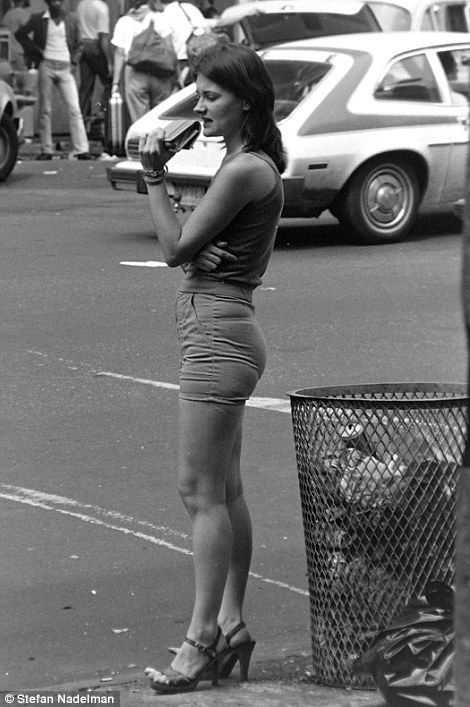 Pimps, prostitutes and the destitute: Bartender's 1970s photos reveal Times Square New Yorkers before tourists and selfie sticks | Daily Mail Online 1970s Photos, Chain Restaurants, The Replacements, Photo New York, Street Photo, Mode Vintage, Vintage Photographs, Vintage Photography, Historical Photos