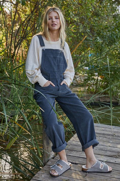 Green Overalls Outfits, Cord Overalls, Looks Hippie, Overalls Outfits, Green Overalls, Overalls Fashion, Style Overalls, Overall Outfit, Overalls Outfit