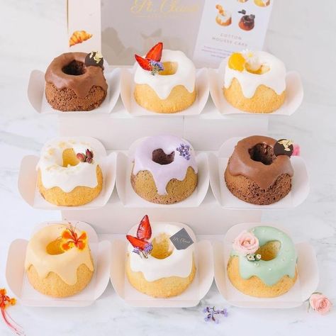 Mini Cakes Ideas Aesthetic, Pretty Desserts Aesthetic, Mini Cakes Aesthetic, Gift Exchange Ideas, Cute Bakery, Mini Torte, Mini Bundt Cakes, Dessert Packaging, Christmas Gift Exchange