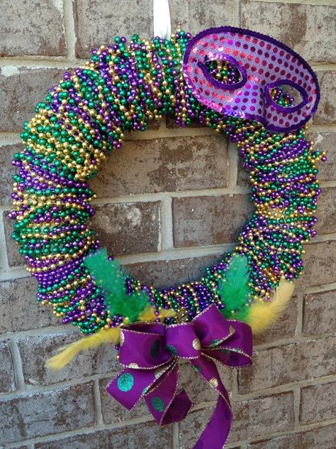 Mardi Gras Diy, Mardi Gras Wreaths, Mardi Grad, Beaded Wreath, Hand Print Art, Madi Gras, Mardi Gras Ideas, Mardi Gras Crafts, Mardi Gras Decor