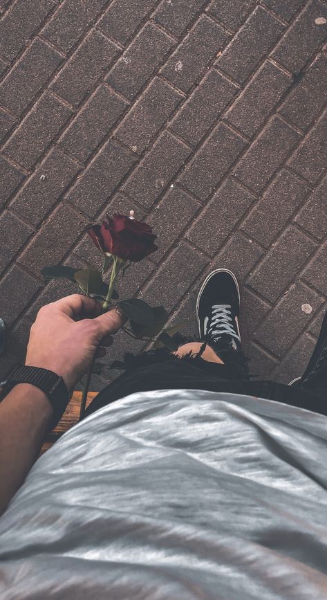 Boys Hands Aesthetic, Attitude Boy Dp, Rose Day Pic, Breakup Dp, Flowers For Girlfriend, Pretty Flowers Photography, Rose In Hand, Rose Pic, Attitude Boy