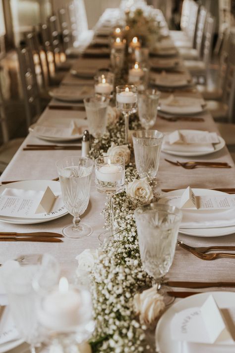 Long Table White Flowers, Cream Theme Wedding, Simple Elegant Wedding Centerpieces Long Table, Modern Wedding Decor Ideas, Classy Wedding Theme Color Schemes, Minimal Flower Wedding, Gold Wedding Table Setting, Simple Place Settings, Wedding Buffet Table Decor