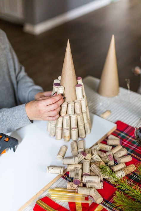 Looking for a fun holiday DIY project that will put all of those extra corks you’ve been saving to good use? Try making this DIY Wine Cork Christmas Tree. Cork Christmas Tree, Wine Cork Christmas, Wine Cork Crafts Christmas, Wine Cork Christmas Tree, Cork Christmas, Cork Crafts Christmas, Cork Christmas Trees, Wine Cork Diy Crafts, Wine Cork Projects