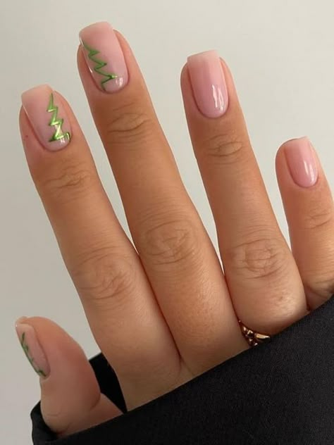 Minimalist Christmas tree nail art on short square shaped natural nails Nail Inspiration Chrome, Short Gel Christmas Nails, Christmas Nude Nails, Nude Christmas Nails, Christmas Tree Nail Designs, Short Christmas Nails, Nails Xmas, Festive Nail Designs, Christmas Tree Nails