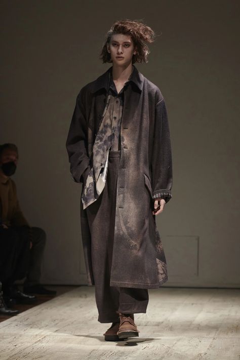 Yohji Yamamoto Menswear, Layered Fashion, Menswear Fashion Show, Menswear Fashion, Contemporary Outfits, Winter 2022, Fall 2022, Menswear Collection, Yohji Yamamoto