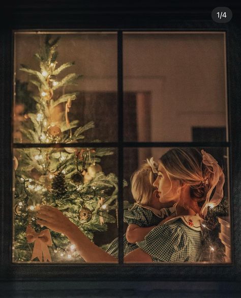 Cute Christmas Photos, Christmas Tree Photoshoot, Kylie Katich, Baby Holiday Photos, Christmas Poses, Christmas Family Photoshoot, Merry Christmas Baby, Xmas Photos, Family Christmas Pictures