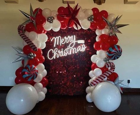 Christmas Shimmer Wall, Christmas Decor Ideas Backdrop, Christmas Photo Wall Backdrop Ideas, Christmas Balloons Decorations, Shimmer Wall With Balloons, Christmas Balloon Wall, Christmas Party Backdrop Ideas, Christmas Photo Wall, Christmas Backdrops For Photos