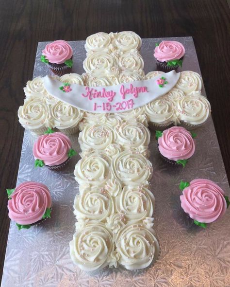 First Communion Cupcake Cake, Christening Cupcakes Girl, Baptism Cupcakes Girl, Baptism Food Ideas, Cross Cupcake Cake, Baptism Food, Communion Cupcakes, Baby Dedication Cake, Comunion Cake