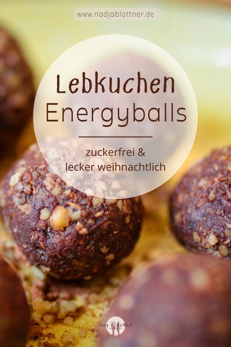 Diese Energy Balls sind ein toller Snack für zwischendurch. Du benötigst nur ein paar wenige Zutaten und sie sind super schnell zubereitet. Das Lebkuchengewürz verleiht den Energyballs eine herrlich weihnachtliche Note, und das ganz ohne Zucker. Wie der Name schon verrät, liefern diese kleinen Bällchen schnell gesunde Energie und stillen die Lust auf Süßes. Sie sind ideal für unterwegs und eine günstigere sowie gesündere Alternative zu gekauften Snacks. Christmas Energy Balls, Snacks Vegan, Bliss Balls, Protein Ball, Xmas Food, Energy Balls, Something Sweet, Workout Food, Meal Prep