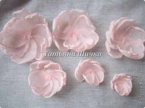 How to Make Beautiful Chiffon Rose (Master Class) | www.FabArtDIY.com LIKE Us on Facebook ==> https://www.facebook.com/FabArtDIY Sulaman Pita, Making Fabric Flowers, Diy Flores, Material Flowers, Fabric Flower Brooch, Fabric Flower Tutorial, Handmade Flowers Fabric, Organza Flowers, Cloth Flowers