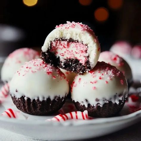 No-Bake Peppermint Bark Snowballs - recipes Snowballs Recipe, Peppermint Dessert, Peppermint Bark Recipes, Christmas Cookie Recipes Holiday, Easy Holiday Treats, Xmas Desserts, Christmas Peppermint, Easy Holiday Desserts, Christmas Baking Recipes