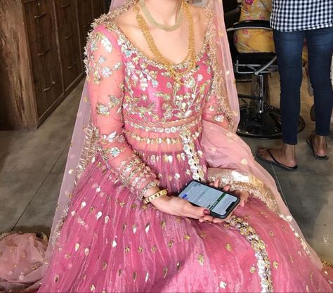 Pakistani Makeup Looks, Mehndi Bride Dress, Mehndi Bride, Mehndi Outfit, Henna Wedding, Desi Wedding Dresses, Pakistani Dresses Online, Indian Outfits Lehenga, Pakistani Style