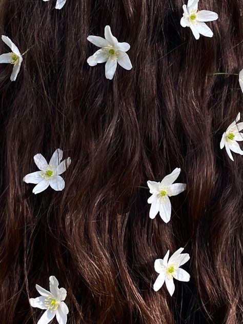 flowers in hair, spring hairstyle, fairy into the wood Flowers In Black Hair, Flowers In Hair Aesthetic, Daisies In Hair, Hairstyle Fairy, Hozier Songs, 80s Hair Styles, Rapunzel Aesthetic, Fairy Watercolor, Flowers In My Hair