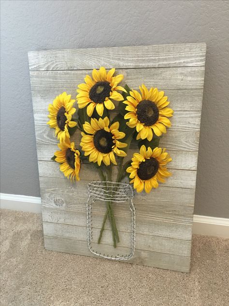 Sunflower string art bouquet فن الرسم بالمسامير, Pallet Signs Rustic, Sunflower Kitchen Decor, Sunflower Kitchen, Decoration Originale, Sunflower Decor, Diy Tips, Décor Diy, Farmhouse Wall Decor