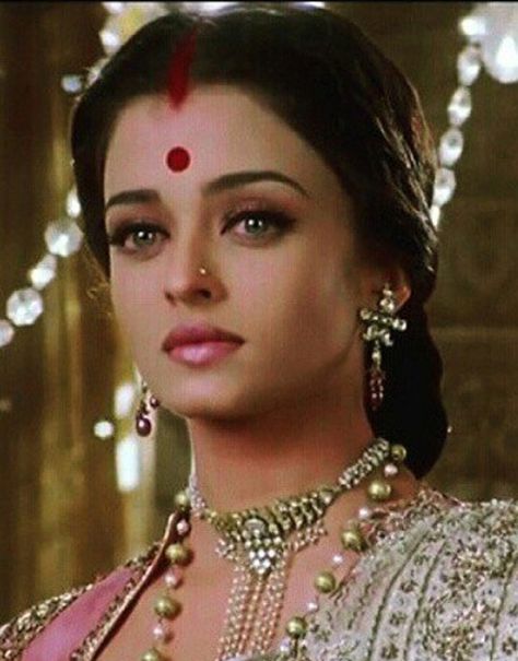 Long Hair Bridal Styles, Aishwarya Rai Hairstyle, Aishwarya Rai Makeup, Long Hair Bridal, Aishwarya Rai Pictures, Long Bridal Hair, Wedding Makeup For Brown Eyes, Bridal Styles, Aishwarya Rai Bachchan