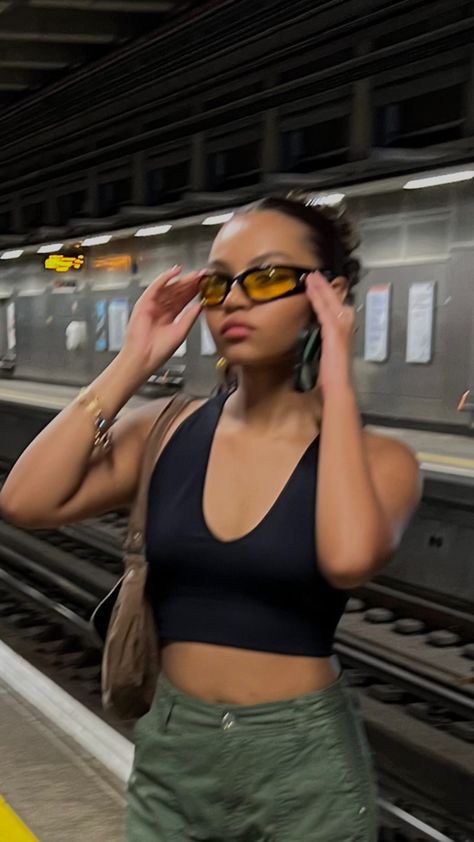 Train Pictures Instagram Aesthetic, Train Station Photoshoot Aesthetic, Subway Poses Aesthetic, Train Ig Pics, Train Shoot Photo Ideas, Train Pics Aesthetic, Train Poses Instagram, Subway Pictures Aesthetic, Nyc Train Photoshoot