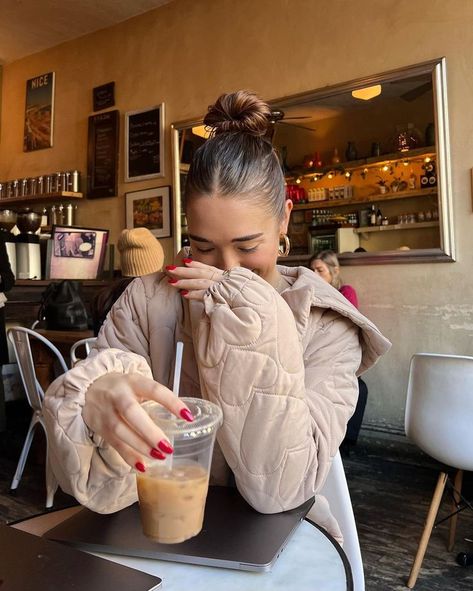 @madsmaley on instagram Photo At Coffee Shop, Coffeeshop Photo Ideas, Photo With Coffee Instagram, Coffee Photos Ideas, Photos In Coffee Shop, Photos In Cafe Instagram, Coffee Selfie Aesthetic, Coffee Girl Aesthetic Outfit, Coffee Date Photo Ideas