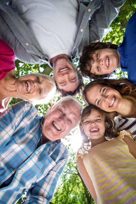 Familia sonriente con sus cabezas en cír... | Premium Photo #Freepik #photo #circulo #familia #mujer #hombre Photo Illusion, Family Posing Guide, Fun Family Pictures, Theme Carnaval, Big Family Photos, Large Family Photos, Family Photoshoot Poses, Fun Family Photos, Family Portrait Poses