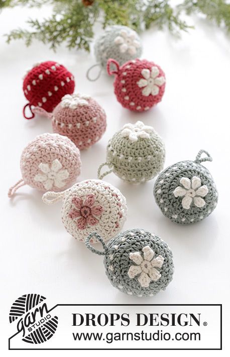 Christmas Blossoms / DROPS Extra 0-1572 - Free crochet pattern Crocheted Ornaments, Crochet Christmas Ornaments Free, Crochet Ornament Patterns, Christmas Crochet Patterns Free, Crochet Christmas Gifts, Crochet Ball, Crochet Xmas, Crochet Christmas Decorations, Crochet Ornaments