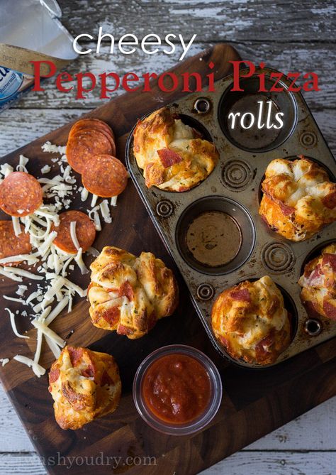 Pepperoni Pizza Rolls, Pizza Taco, Pizza Sticks, Pepperoni Rolls, Pizza Roll, Quick And Easy Appetizers, Pizza Bites, Pizza Rolls, Easy Cheesy