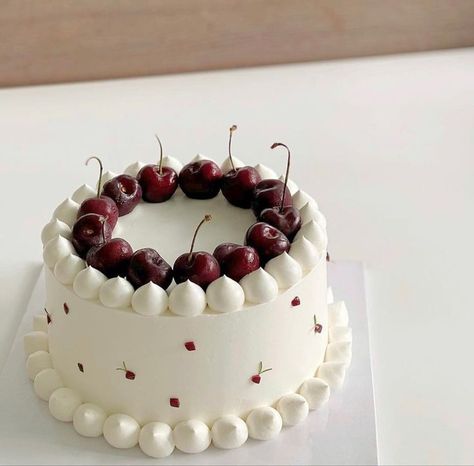 Cake Cherry Decoration, Cherry Cake Decoration, Cherry Cake Aesthetic, Classic Cake Designs, Fruit Decorated Cake, Birthday Cake With Cherries, Cherry Cake Design, Birthday Cake Cherry, Cherry Birthday Cake