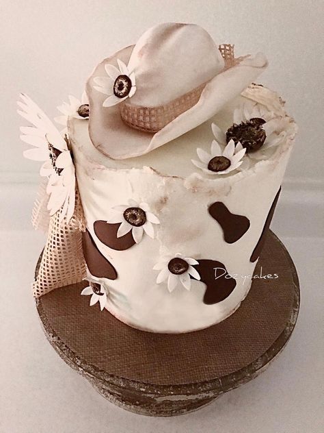 Country Cake Ideas Birthday, 18th Birthday Cake Cowgirl, Cowgirl Cake Ideas Women, Cow Girl Cake Ideas, Cowgirl 25th Birthday, Country Theme Birthday Cake, Cowgirl Birthday Cake Ideas, Cow Print Birthday Decorations, Cowgirl Bday Cake