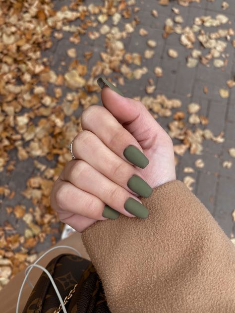 Nail Colors For Tan Skin Tone, Nails For Fall Wedding, Matte Nails Square, Girly Fall Nails, Maroon Fall Nails, Fall Wedding Guests, K Typography, Green Fall Nails, Eye Lash Design