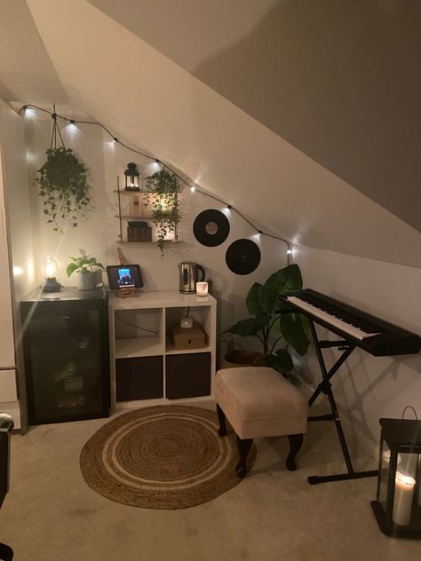 Earthy Music Room, Music Apartment Aesthetic, Cat Corner Ideas Bedroom, Bedroom Music Studio Aesthetic, Music Corner Bedroom, Attic Bed, Music Room Art, Music Bedroom, Cozy Attic