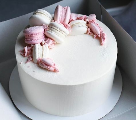 Macaroon Cake Decoration, Macaroons Cake Decoration, Cake With Macarons On Top, Macaroon Cake, 25th Birthday Cakes, White Birthday Cakes, Macaron Cake, Fruity Cake, Simple Cake Designs