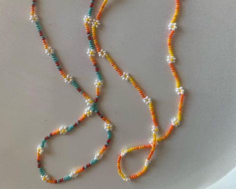 Flower Seed Bead Necklace, Flower Seed Bead, Homemade Necklaces, Beaded Braclets, Beads Craft Jewelry, Diy Collier, Beaded Jewelry Necklaces, Beaded Necklace Designs, Necklace Colorful