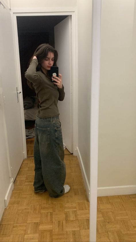 Really Baggy Pants Outfit, Clean Grunge Outfits, Super Baggy Outfit, Skater Jeans Outfit Women, Grindcore Outfit, Baggy School Outfit, Proclub Sweats, Baggy Latina Outfits, Empyre Pants Outfits