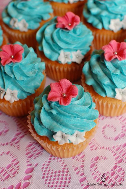 So Pretty! by Little Cottage Cupcakes, via Flickr Blue Hawaiian Cupcakes, Hawaiian Cupcakes Ideas, Hawaiian Themed Cupcakes, Summer Birthday Cupcakes, Tropical Cupcakes Decoration, Summer Cupcake Designs, Luau Cupcake Ideas, Moana Cupcake Ideas, Aloha Cupcakes