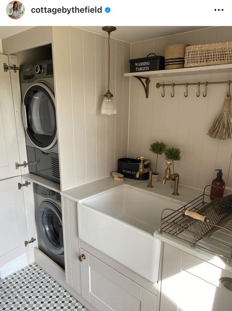 Utility Room No Windows, Country House Mudroom, Cottage Utility Room, Small Laundry Room Mudroom Combo, Small Boot Room Ideas, Small Utility Room With Toilet, Toilet Utility Room, Narrow Utility Room Ideas, Ikea Utility Room