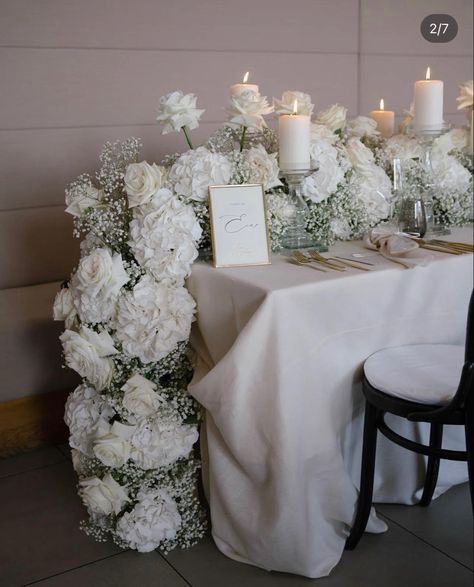 Weddings Decorations Elegant Romantic, Bride Groom Table, Wedding Table Setup, Elegant Wedding Themes, Black And White Wedding Theme, Sweetheart Table Wedding, White Wedding Theme, Wedding Reception Flowers, Wedding Table Flowers