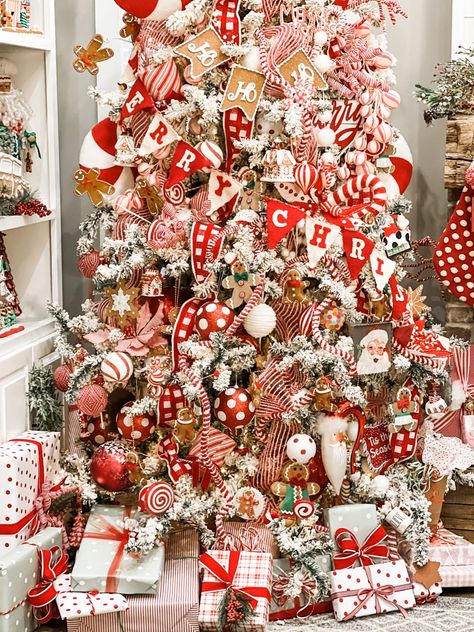 red and white christmas tree with gingerbread - Re-Fabbed Red And White Gingerbread Christmas Tree, White Gingerbread Christmas Tree, Gingerbread Theme Tree, Gingerbread Christmas Tree Decor, Christmas Tree Gingerbread Theme, Cute Christmas Tree Themes, Gingerbread Theme Christmas Tree, Gingerbread Christmas Tree Ideas, Ginger Bread Christmas Tree