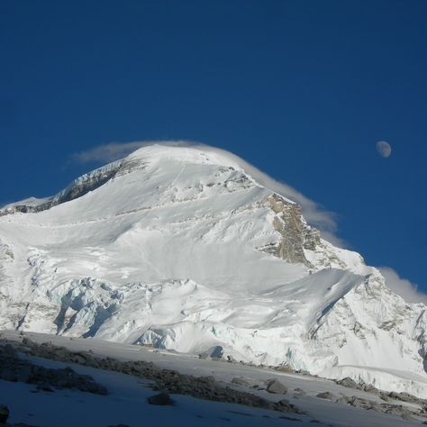 Mount Cho Oyu (8,201 m), the 6th highest mountain in the world, standing on the Nepal-Tibet borders Mountain Video, Cho Oyu, Monte Everest, Everest Base Camp Trek, Everest Base Camp, Mountain Climbing, Base Camp, Sea Level, Landscape Wallpaper