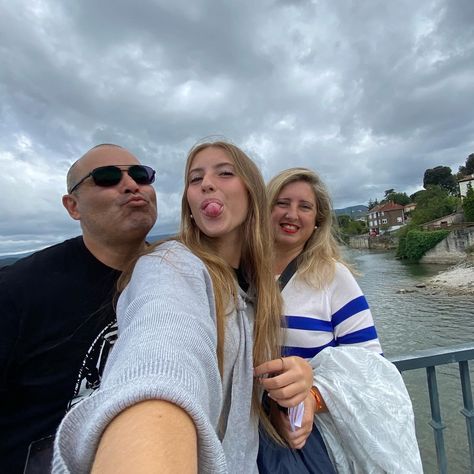 Selfie With Parents, Pics For Vision Board 2025 Family, Pics For Vision Board Family, Parents Vision Board, Vision Board Photos Family, Mom And Dad Aesthetic, Familia Aesthetic, Work Selfie, Dad Aesthetic