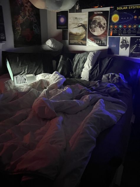 Older Brother Bedroom Aesthetic, Boys Bedroom Aesthetic, Masc Bedroom, Nerd Bedroom Aesthetic, Dude Bedroom, Boy Bedroom Aesthetic, Boy Room Aesthetic, Small Room Setup, Masculine Room