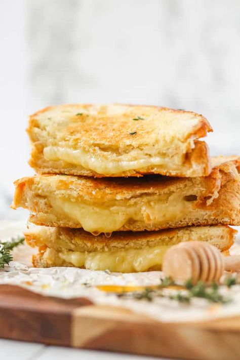 A delicious combination of old cheddar and gruyere cheese sandwiched between sourdough bread for the tastiest Cheddar and Gruyere Grilled Cheese. Gruyere Grilled Cheese, Easy Vegetarian Dinner Recipes, Cheese And Honey, Yummy Sandwiches, Vegetarian Dinner Recipes, Gourmet Grilled Cheese, Easy Vegetarian Dinner, Bread Cheese, Grilled Cheese Sandwiches