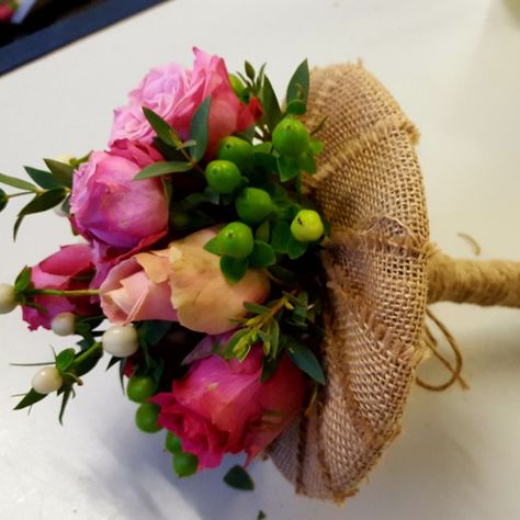 Small posy with a collar Hand Tied Bouquet With Collar, Floral Structure, Make A Bouquet, Modern Wedding Bouquets, Fabric Flower Bouquet, Making A Bouquet, Creative Flower Arrangements, Hand Tied Bouquet, How To Wrap