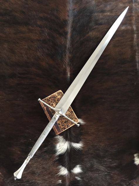 Longsword Fantasy, Great Swords Fantasy, Greatsword Art, Tactical Swords, Swords Medieval, Cool Swords, Arm Armor, Armor Concept, Medieval Fantasy