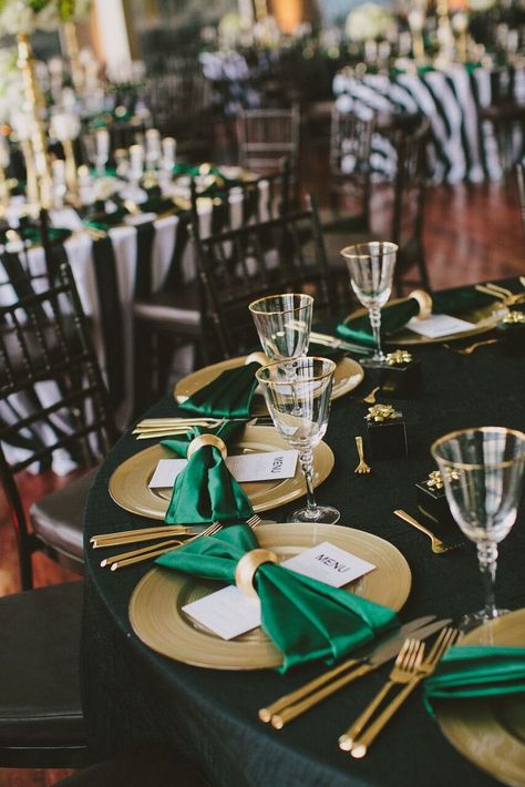 Emerald Green Wedding Theme, Green Wedding Decorations, Green Gold Weddings, Gold Table Setting, Gold Weddings, Tafel Decor, Green Themed Wedding, Emerald Green Weddings, Handwritten Calligraphy