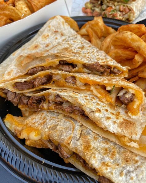 Chicken Recipes For Beginners, Steak Quesadilla, Food Babe, Food Pics, Food Therapy, Yummy Comfort Food, Quesadillas, Recipes For Beginners, Easy Chicken Recipes