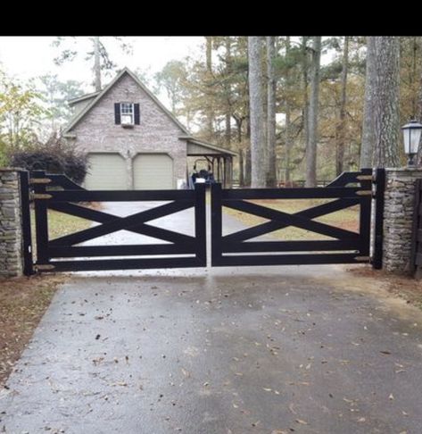 Ranch Front Gate Entrance, Front Gate Entrance Driveway Rustic, Black Ranch Fencing, Farmhouse Driveway Entrance, Ranch Gates Entrance Ideas, Ranch Entry Gates, Country Fence Ideas Ranch Driveway Gate, Driveway Gate Design, Ranch Driveway Gate