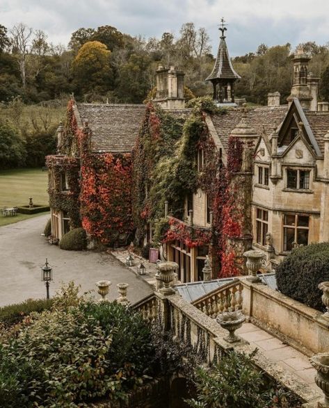 Castle Combe England Aesthetic, Castle Town Aesthetic, London Countryside House, Cotswolds England Aesthetic, England Castles United Kingdom, Cotswolds England Cottage, Cottswald England, Cotswold Aesthetic, Victorian England Aesthetic